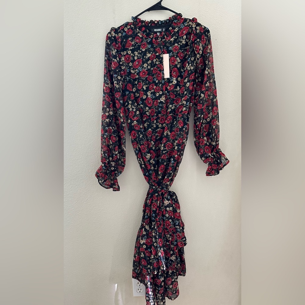 Missguided - Long Flowy Dress with tie around belt